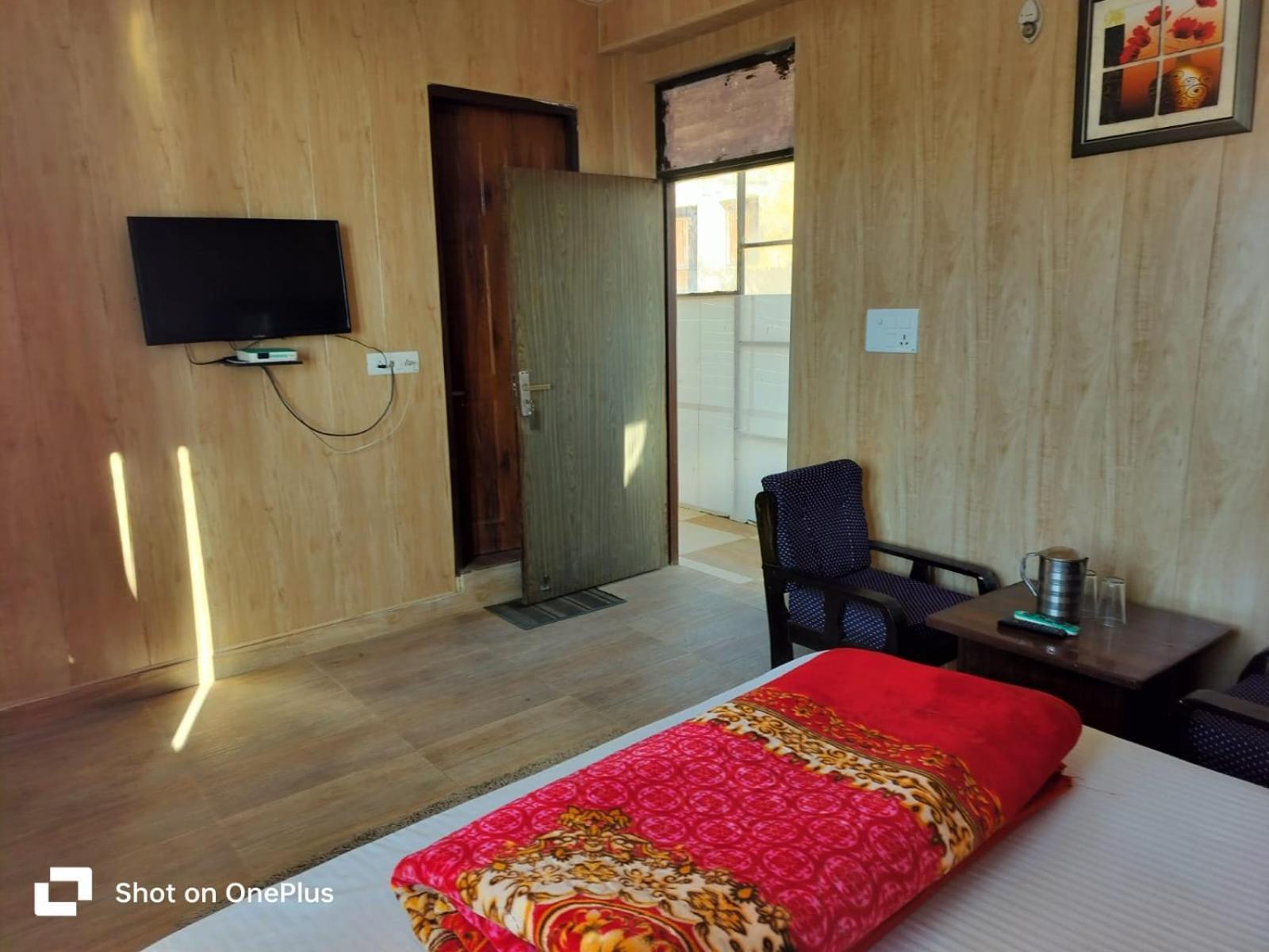 Silver Dew Resorts And Restaurant Dhanaulti Exterior foto